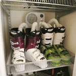 Le Refuge, Chamonix: The hall cupboard contains two boot dryers